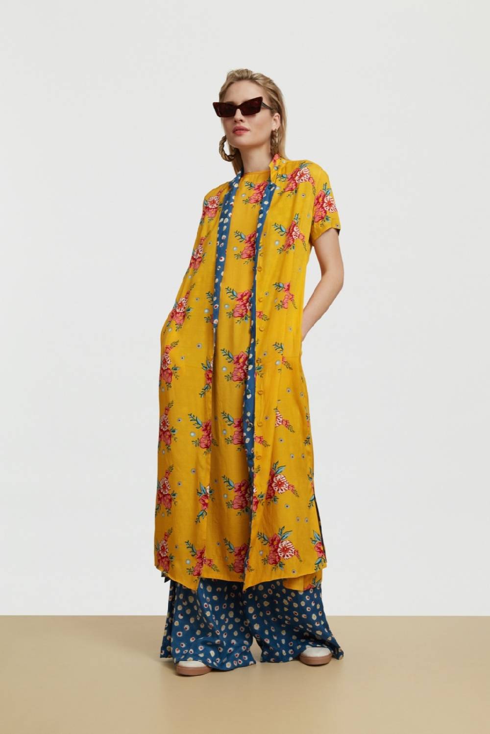 Lisa Corti gilet lungo myanmar bukhara flower gold Latest stili