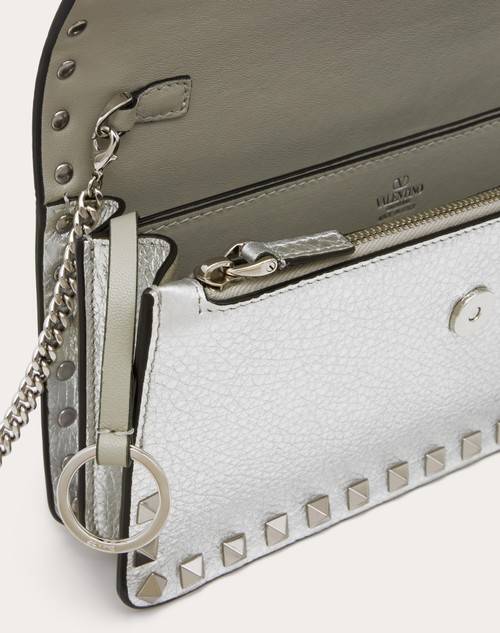 Red Valentino PORTAFOGLIO CON CATENA ROCKSTUD IN VITELLO GRANATO METALLIZZATO 2025