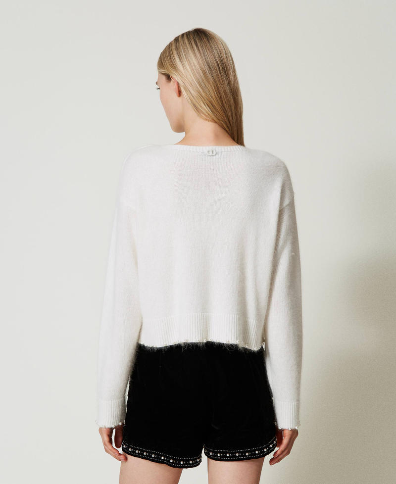 Scee by twin set Maglia cropped in misto angora con perle 50% di sconto per tempo limitato