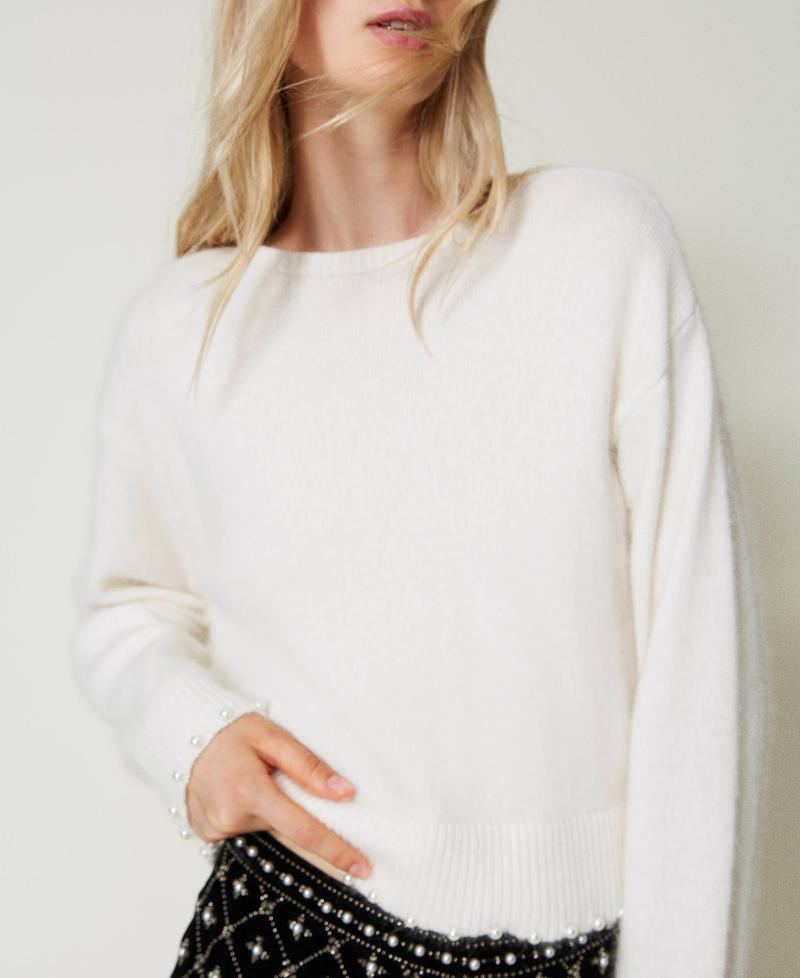 Scee by twin set Maglia cropped in misto angora con perle 50% di sconto per tempo limitato