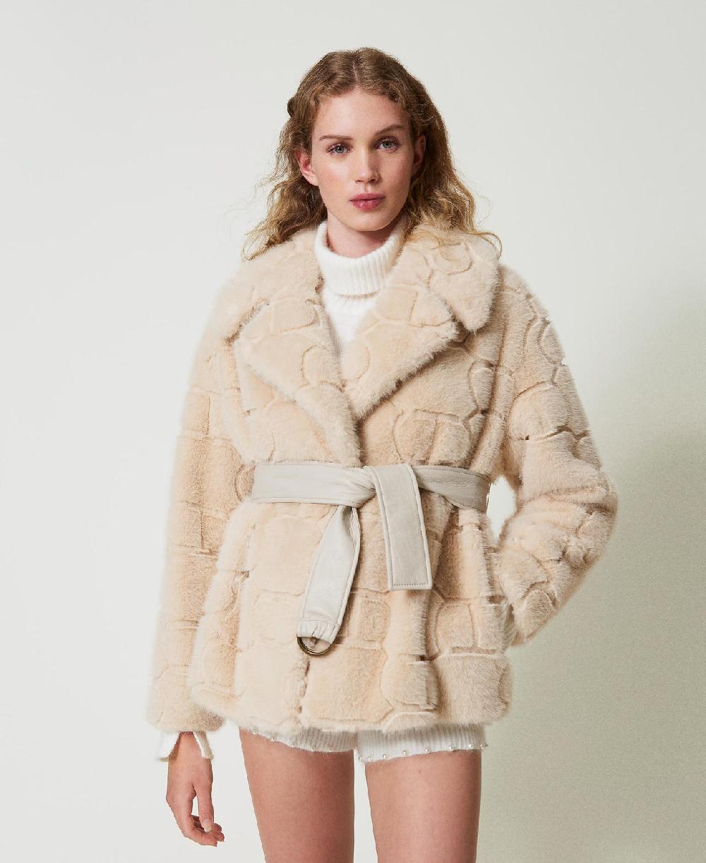 Scee by twin set Cappotto corto in faux fur con Oval T Offerta natalizia