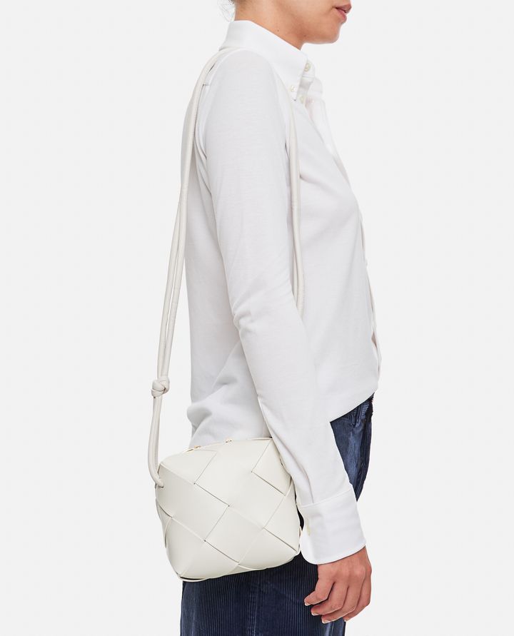 Bottega Veneta MINI CASSETTE CAMERA BAG IN PELLE Spedizione Gratuita
