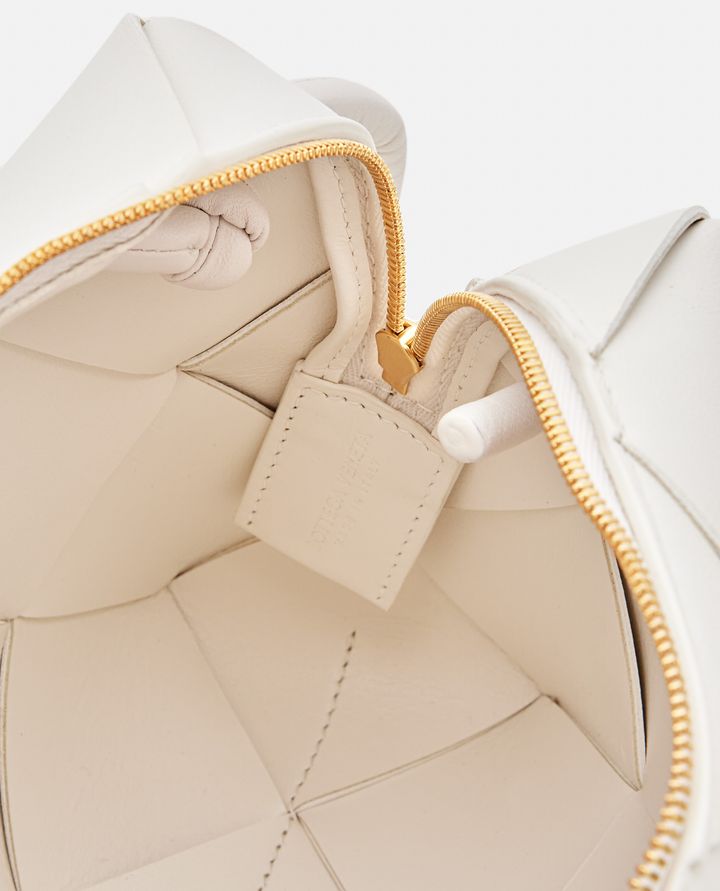 Bottega Veneta MINI CASSETTE CAMERA BAG IN PELLE Spedizione Gratuita